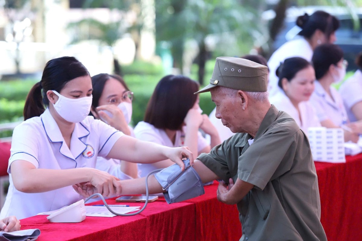 Khám sức khỏe cho người có công với cách mạng. Ảnh: Bộ Y tế.