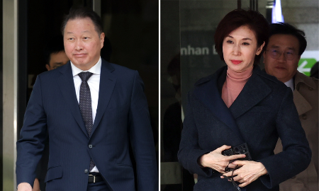 Chủ tịch SK Group Chey Tae-won (trái) và vợ cũ, bà Roh Soh-yeong - Ảnh: Newsis.