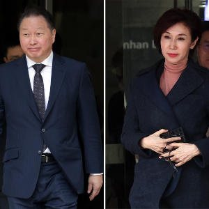 Chủ tịch SK Group Chey Tae-won (trái) và vợ cũ, bà Roh Soh-yeong - Ảnh: Newsis.