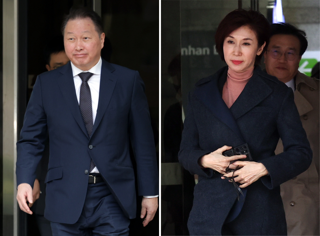 Chủ tịch SK Group Chey Tae-won (trái) và vợ cũ, bà Roh Soh-yeong - Ảnh: Newsis.