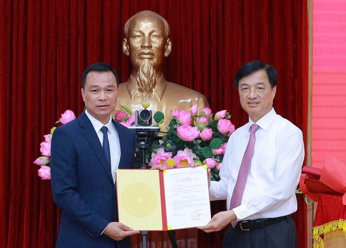 Ủy viên Bộ Chính trị, Bí thư Trung ương Đảng, Trưởng Ban Tổ chức Trung ương Nguyễn Duy Ngọc trao quyết định của Ban Bí thư và tặng hoa chúc mừng ông Tô Anh Dũng, Phó Bí thư Tỉnh ủy Thanh Hóa. Ảnh: Minh Hiếu