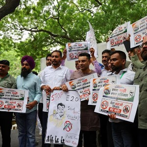 Ông Tehseen Poonawalla, một nhân vật có ảnh hưởng trong giới xã hội tại New Delhi và là người ủng hộ Đảng Quốc đại Ấn Độ, cầm biểu ngữ cùng những người khác tham gia cuộc biểu tình phản đối việc Chính phủ triển khai chính sách xăng pha 20% ethanol (E20) tại khu vực Jantar Mantar, New Delhi (Ấn Độ). Ảnh: Reuters/Anushree Fadnavis