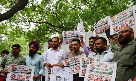 Ông Tehseen Poonawalla, một nhân vật có ảnh hưởng trong giới xã hội tại New Delhi và là người ủng hộ Đảng Quốc đại Ấn Độ, cầm biểu ngữ cùng những người khác tham gia cuộc biểu tình phản đối việc Chính phủ triển khai chính sách xăng pha 20% ethanol (E20) tại khu vực Jantar Mantar, New Delhi (Ấn Độ). Ảnh: Reuters/Anushree Fadnavis