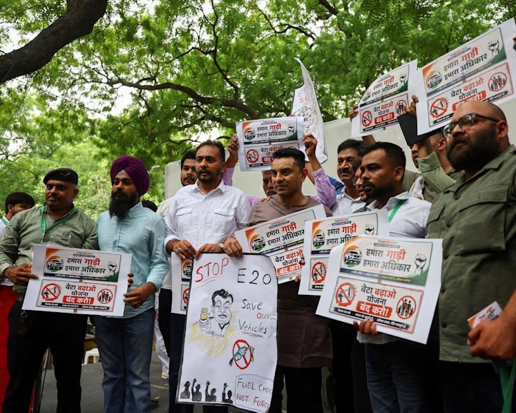 Ông Tehseen Poonawalla, một nhân vật có ảnh hưởng trong giới xã hội tại New Delhi và là người ủng hộ Đảng Quốc đại Ấn Độ, cầm biểu ngữ cùng những người khác tham gia cuộc biểu tình phản đối việc Chính phủ triển khai chính sách xăng pha 20% ethanol (E20) tại khu vực Jantar Mantar, New Delhi (Ấn Độ). Ảnh: Reuters/Anushree Fadnavis