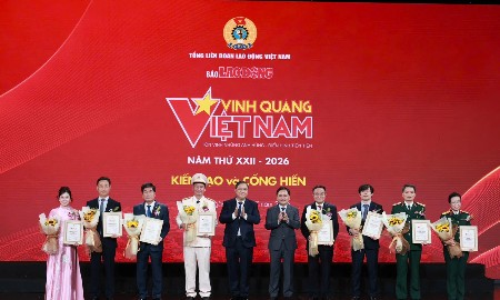 Phó Thủ tướng Thường trực Chính phủ Phạm Gia Túc, và lãnh đạo Tổng Liên đoàn trao biểu trưng của chương trình cho các tập thể được vinh danh. Ảnh: Hải Nguyễn.