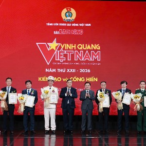 Phó Thủ tướng Thường trực Chính phủ Phạm Gia Túc, và lãnh đạo Tổng Liên đoàn trao biểu trưng của chương trình cho các tập thể được vinh danh. Ảnh: Hải Nguyễn.