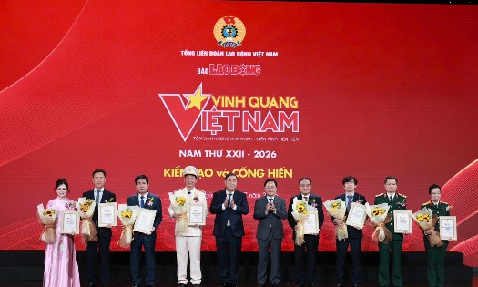 Phó Thủ tướng Thường trực Chính phủ Phạm Gia Túc, và lãnh đạo Tổng Liên đoàn trao biểu trưng của chương trình cho các tập thể được vinh danh. Ảnh: Hải Nguyễn.