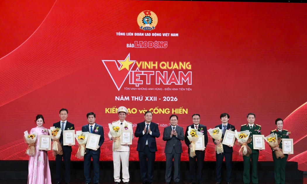 Phó Thủ tướng Thường trực Chính phủ Phạm Gia Túc, và lãnh đạo Tổng Liên đoàn trao biểu trưng của chương trình cho các tập thể được vinh danh. Ảnh: Hải Nguyễn.