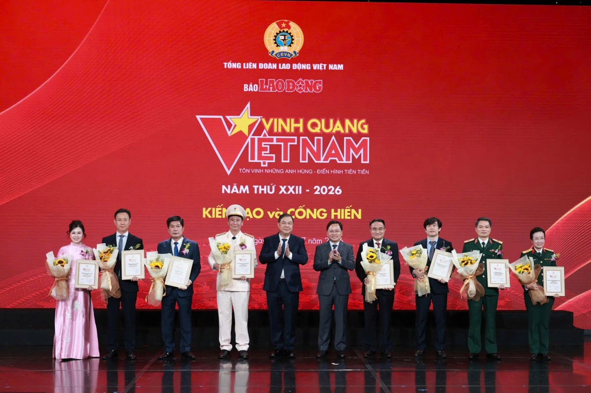 Phó Thủ tướng Thường trực Chính phủ Phạm Gia Túc, và lãnh đạo Tổng Liên đoàn trao biểu trưng của chương trình cho các tập thể được vinh danh. Ảnh: Hải Nguyễn.