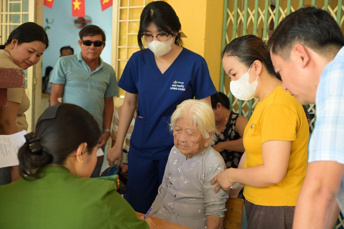 Nhiều thân nhân liệt sĩ dù tuổi cao vẫn trực tiếp đến lấy mẫu ADN với hy vọng sớm đưa hài cốt người thân về với quê hương, gia đình. Ảnh: H.Khánh.