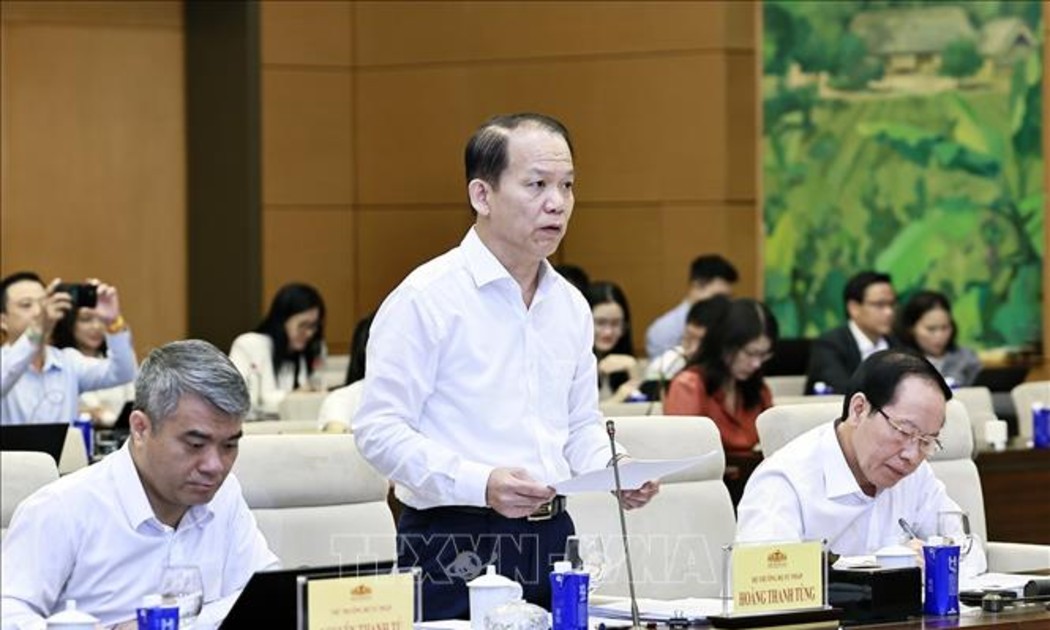 Bộ trưởng Bộ Tư pháp Hoàng Thanh Tùng thuyết trình về nội dung cơ bản của dự thảo. Ảnh: TTXVN.