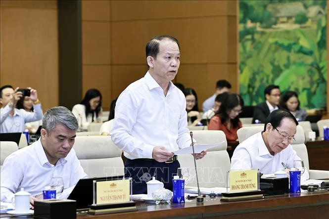 Bộ trưởng Bộ Tư pháp Hoàng Thanh Tùng thuyết trình về nội dung cơ bản của dự thảo. Ảnh: TTXVN.
