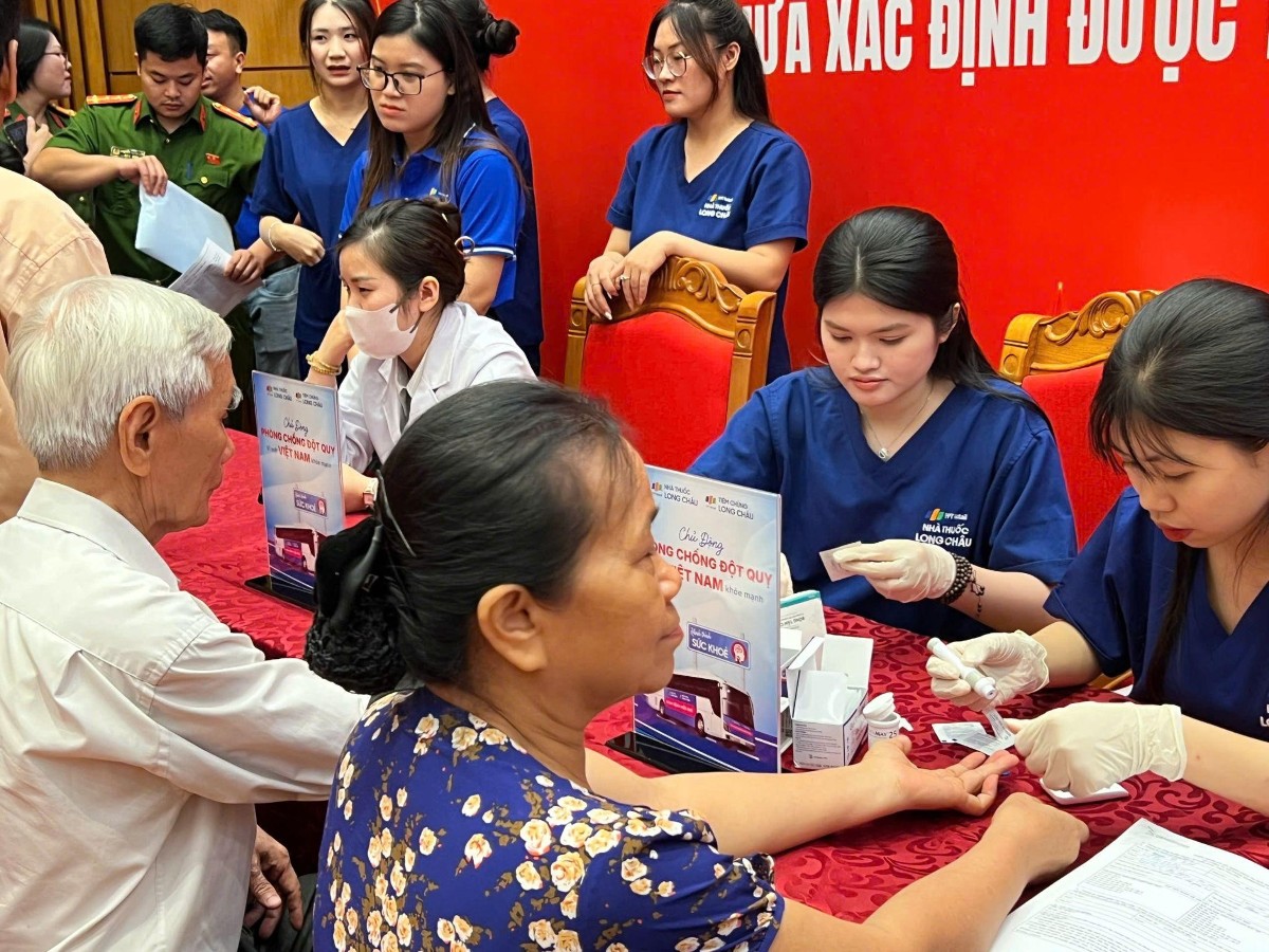 Được đồng hành hỗ trợ chăm sóc sức khỏe người dân, thân nhân liệt sĩ trên mọi miền đất nước trong “Chiến dịch 500 ngày đêm” là niềm vinh dự lớn đối với các chuyên viên y tế trẻ. Ảnh: H.Khánh.