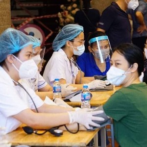 Kiểm tra sức khỏe trước khi tiêm phòng vaccine Covid-19, giai đoạn 2021. Ảnh: Bộ Y tế.