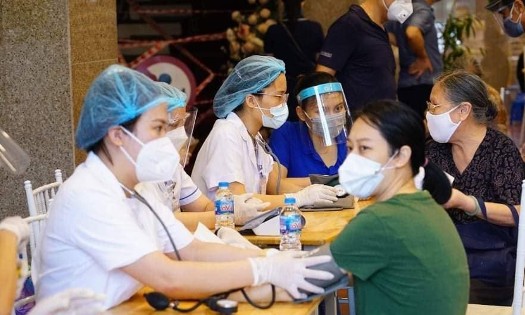 Kiểm tra sức khỏe trước khi tiêm phòng vaccine Covid-19, giai đoạn 2021. Ảnh: Bộ Y tế.