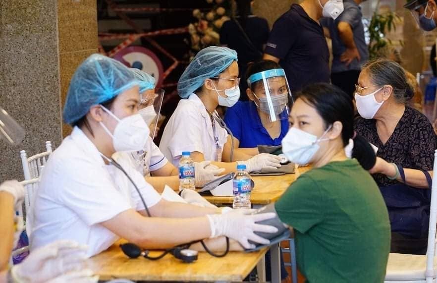 Kiểm tra sức khỏe trước khi tiêm phòng vaccine Covid-19, giai đoạn 2021. Ảnh: Bộ Y tế.