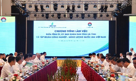 UBND tỉnh Hà Tĩnh làm việc với Petrovietnam và các đơn vị liên quan về Đề án Trung tâm Công nghiệp - Năng lượng sinh thái tại Khu kinh tế Vũng Áng. Ảnh: Cổng TTĐT Hà Tĩnh