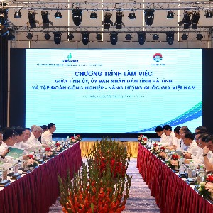UBND tỉnh Hà Tĩnh làm việc với Petrovietnam và các đơn vị liên quan về Đề án Trung tâm Công nghiệp - Năng lượng sinh thái tại Khu kinh tế Vũng Áng. Ảnh: Cổng TTĐT Hà Tĩnh