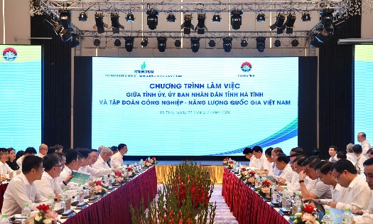 UBND tỉnh Hà Tĩnh làm việc với Petrovietnam và các đơn vị liên quan về Đề án Trung tâm Công nghiệp - Năng lượng sinh thái tại Khu kinh tế Vũng Áng. Ảnh: Cổng TTĐT Hà Tĩnh