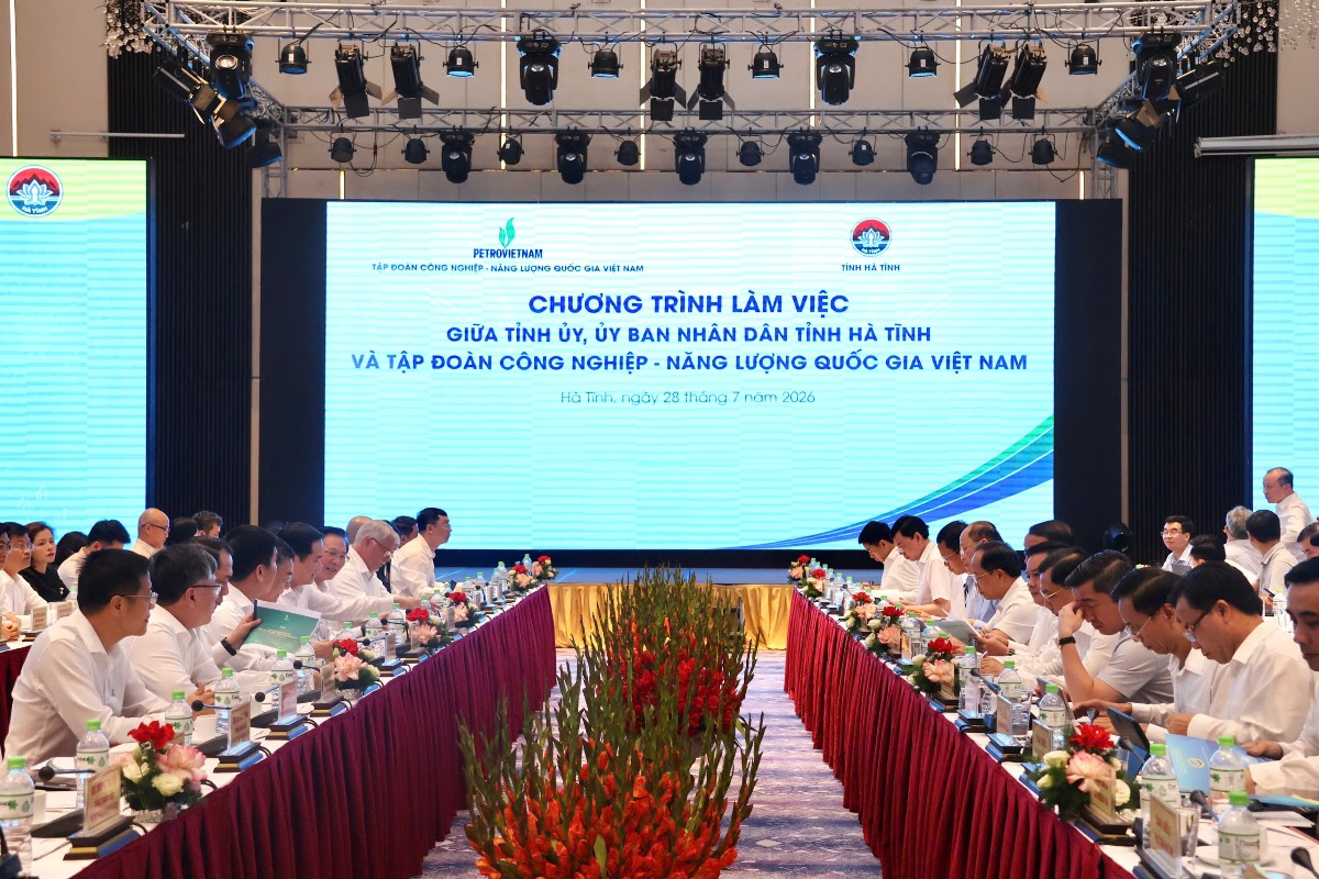 UBND tỉnh Hà Tĩnh làm việc với Petrovietnam và các đơn vị liên quan về Đề án Trung tâm Công nghiệp - Năng lượng sinh thái tại Khu kinh tế Vũng Áng. Ảnh: Cổng TTĐT Hà Tĩnh