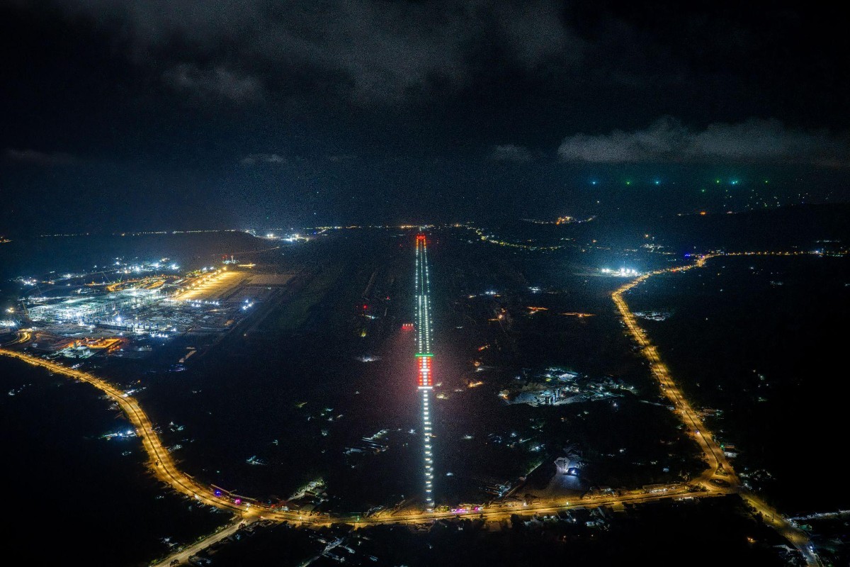 Hệ thống đèn hiệu trên đường cất hạ cánh số 2 của cảng hàng không quốc tế Phú Quốc đã được lắp đặt đồng bộ, chuẩn bị cho chuyến bay hiệu chuẩn. Ảnh: Sun Group