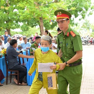 Thân nhân liệt sĩ tại Quảng Ngãi tham gia chiến dịch thu nhận mẫu ADN. Ảnh: H.Khánh.