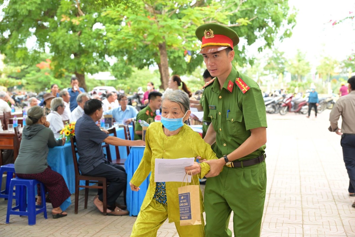 Thân nhân liệt sĩ tại Quảng Ngãi tham gia chiến dịch thu nhận mẫu ADN. Ảnh: H.Khánh.
