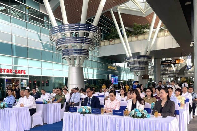 Các đại biểu lãnh đạo TP. Đà Nẵng cùng các đơn vị ngành hàng không, công thương, du lịch, tham dự buổi lễ. Ảnh Ngô Anh Văn