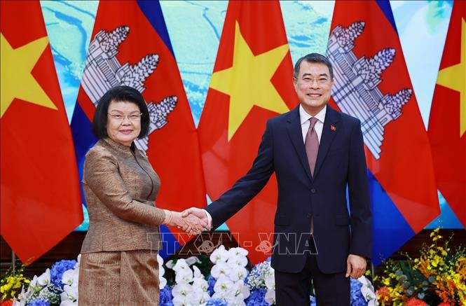 Thủ tướng Lê Minh Hưng hội kiến Chủ tịch Quốc hội Campuchia Samdech Khuon Sudary. Ảnh: Dương Giang/TTXVN