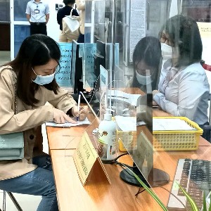 Người lao động đăng ký thông tin tìm kiếm việc làm tại Hà Nội. Ảnh: Nhật Dương.
