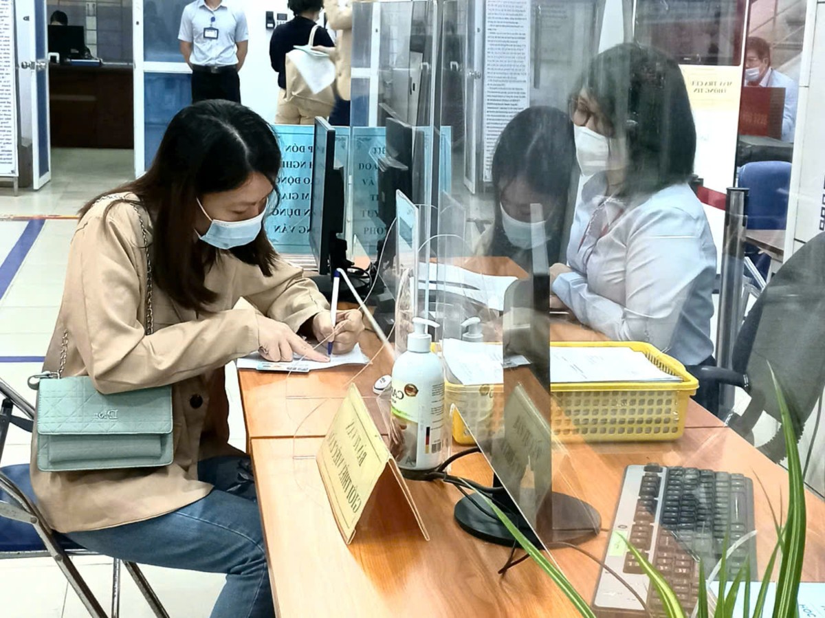 Người lao động đăng ký thông tin tìm kiếm việc làm tại Hà Nội. Ảnh: Nhật Dương.