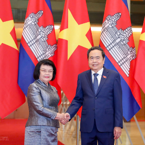 Chủ tịch Quốc hội Trần Thanh Mẫn đón Chủ tịch Quốc hội Vương quốc Campuchia Samdech Khuon Sudary - Ảnh: VGP/Nhật Bắc