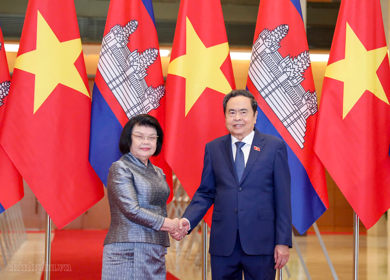 Chủ tịch Quốc hội Trần Thanh Mẫn đón Chủ tịch Quốc hội Vương quốc Campuchia Samdech Khuon Sudary - Ảnh: VGP/Nhật Bắc