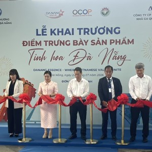 Chủ tịch UBND TP. Đà Nẵng Nguyễn Mạnh Hùng (áo trắng đứng giữa) cùng các đại biểu thực hiện nghi thức khai trương. Ảnh Ngô Anh Văn