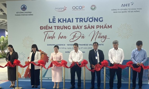 Chủ tịch UBND TP. Đà Nẵng Nguyễn Mạnh Hùng (áo trắng đứng giữa) cùng các đại biểu thực hiện nghi thức khai trương. Ảnh Ngô Anh Văn
