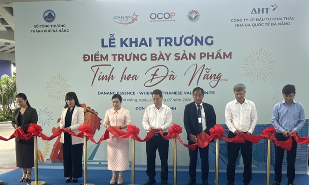 Chủ tịch UBND TP. Đà Nẵng Nguyễn Mạnh Hùng (áo trắng đứng giữa) cùng các đại biểu thực hiện nghi thức khai trương. Ảnh Ngô Anh Văn