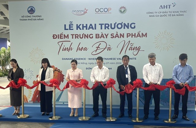 Chủ tịch UBND TP. Đà Nẵng Nguyễn Mạnh Hùng (áo trắng đứng giữa) cùng các đại biểu thực hiện nghi thức khai trương. Ảnh Ngô Anh Văn