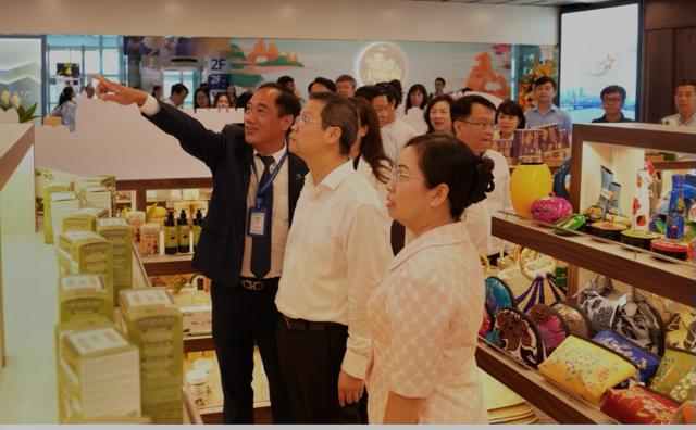 Chủ tịch UBND TP. Đà Nẵng Nguyễn Mạnh Hùng (áo trắng), tham quan điểm trưng bày tại Nhà ga Quốc tế Đà Nẵng. Ảnh AHT