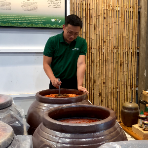 Từ du học sinh, anh Lê Minh Cương trở về quê hương Thanh Hóa khởi nghiệp với nông sản. Ảnh: Nguyễn Thuấn