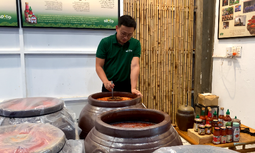 Từ du học sinh, anh Lê Minh Cương trở về quê hương Thanh Hóa khởi nghiệp với nông sản. Ảnh: Nguyễn Thuấn
