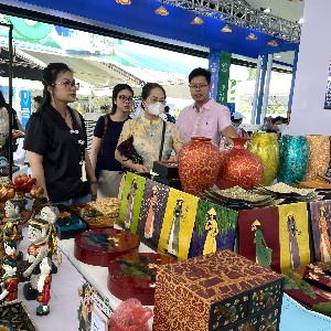 Hà Nội mong muốn các Thương vụ Việt Nam ở nước ngoài hỗ trợ mở đường cho các sản phẩm làng nghề vươn ra biển lớn. Ảnh: Vũ Khuê.