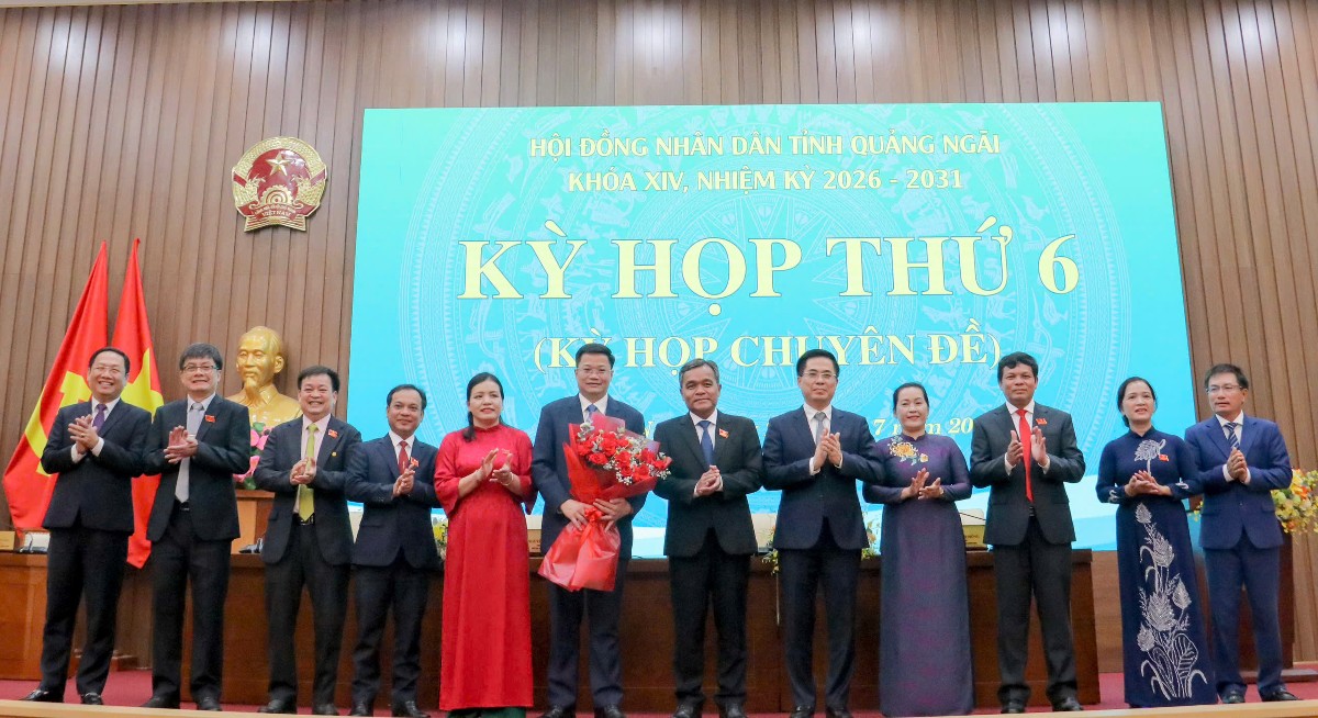 Bí thư Tỉnh ủy Hồ Văn Niên và các đồng chí lãnh đạo tỉnh Quảng Ngãi tặng hoa chúc mừng tân Chủ tịch UBND tỉnh Quảng Ngãi Nguyễn Đức Tâm.