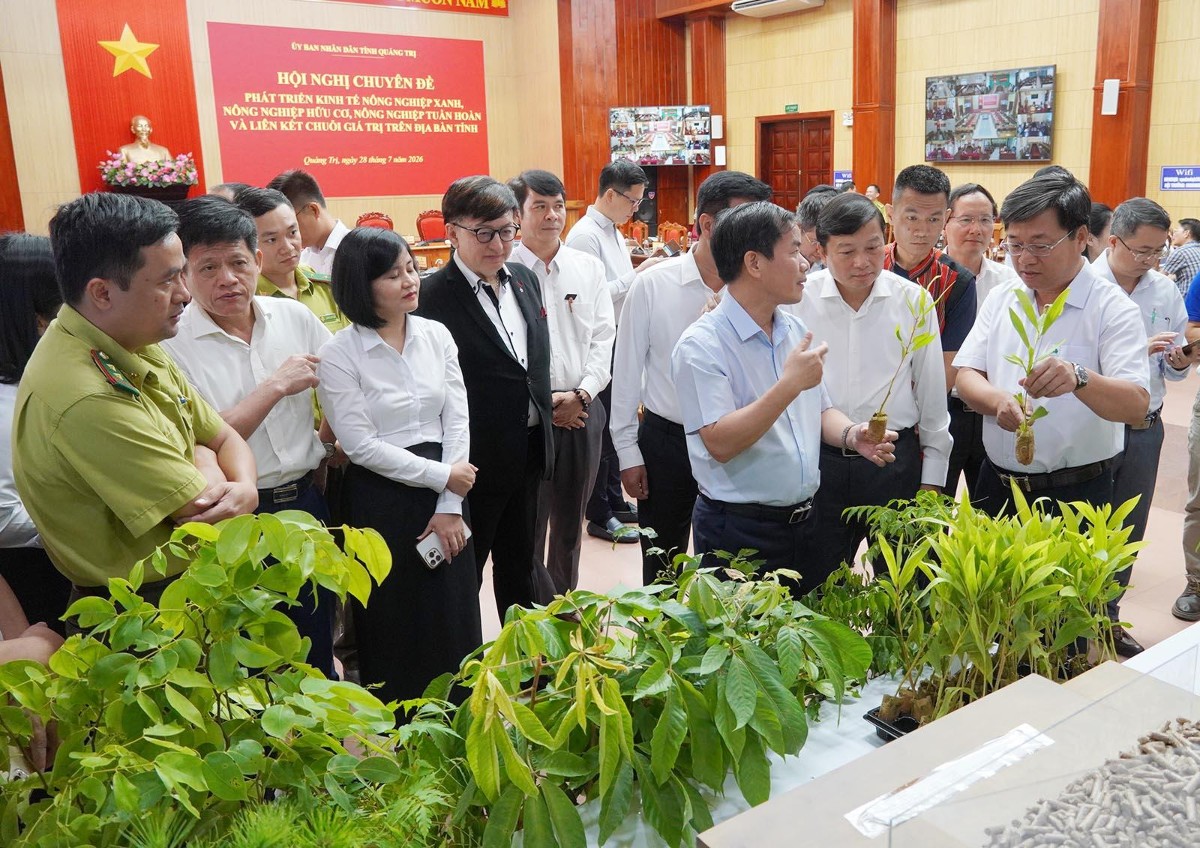 Lãnh đạo tỉnh Quảng Trị và các đại biểu tham quan khu trưng bày sản phẩm nông nghiệp xanh, hữu cơ và tiêu biểu của tỉnh. Ảnh: Đặng Hà