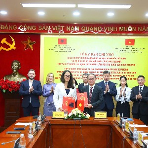 Thứ trưởng Bộ Nội vụ Vũ Chiến Thắng và Bộ trưởng Bộ Kinh tế và Đổi mới Albania – bà Delina Ibrahimaj, ký kết và trao Bản ghi nhớ hợp tác. Ảnh: Tống Giáp.