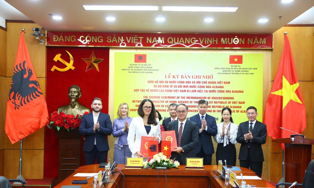 Thứ trưởng Bộ Nội vụ Vũ Chiến Thắng và Bộ trưởng Bộ Kinh tế và Đổi mới Albania – bà Delina Ibrahimaj, ký kết và trao Bản ghi nhớ hợp tác. Ảnh: Tống Giáp.