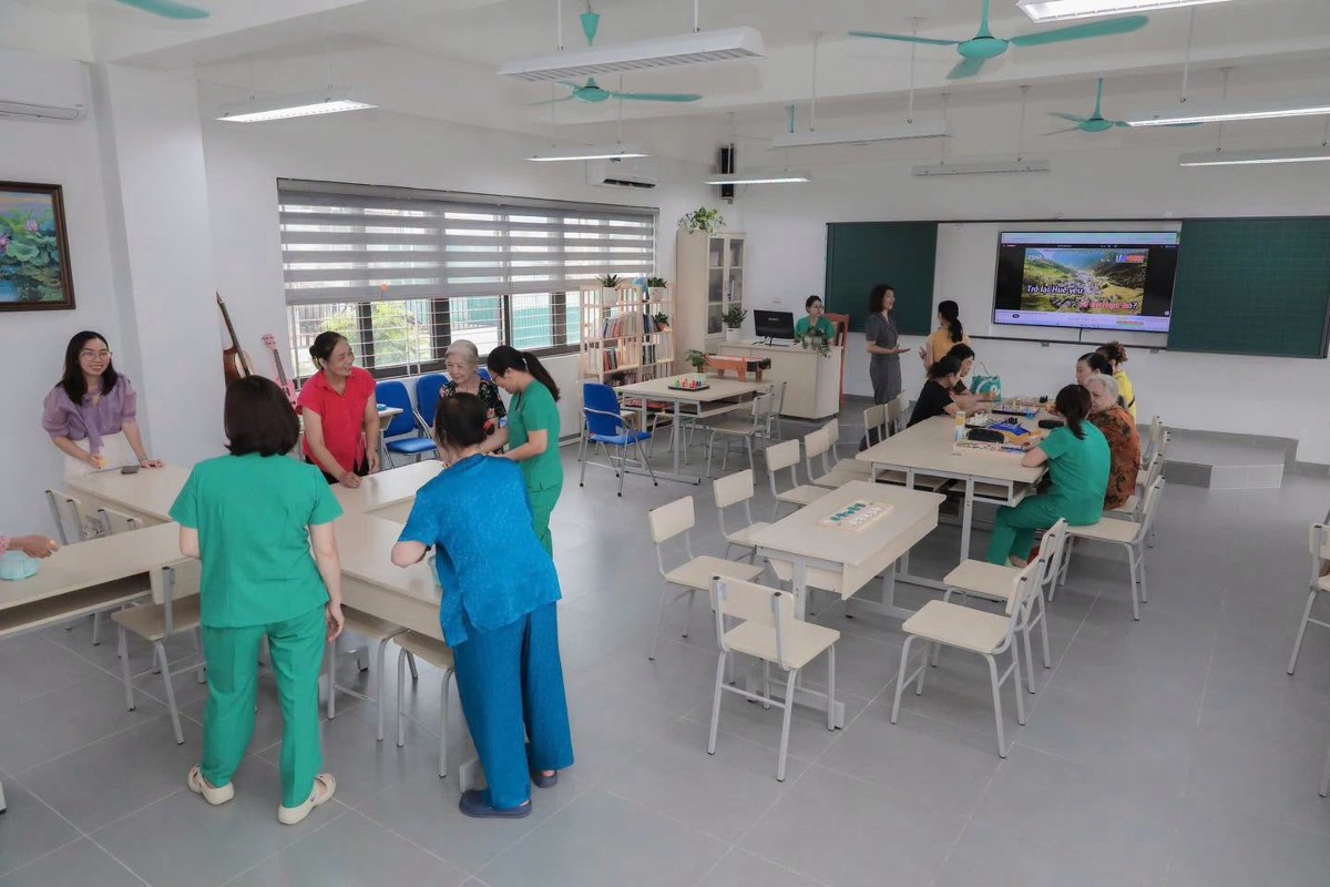Điểm ưu việt của mô hình này là ban ngày, người cao tuổi được chăm sóc trong môi trường an toàn, có cán bộ y tế theo dõi. Cuối ngày, lại trở về sinh hoạt cùng gia đình, con cháu. Ảnh: Phường Long Biên - TP. Hà Nội