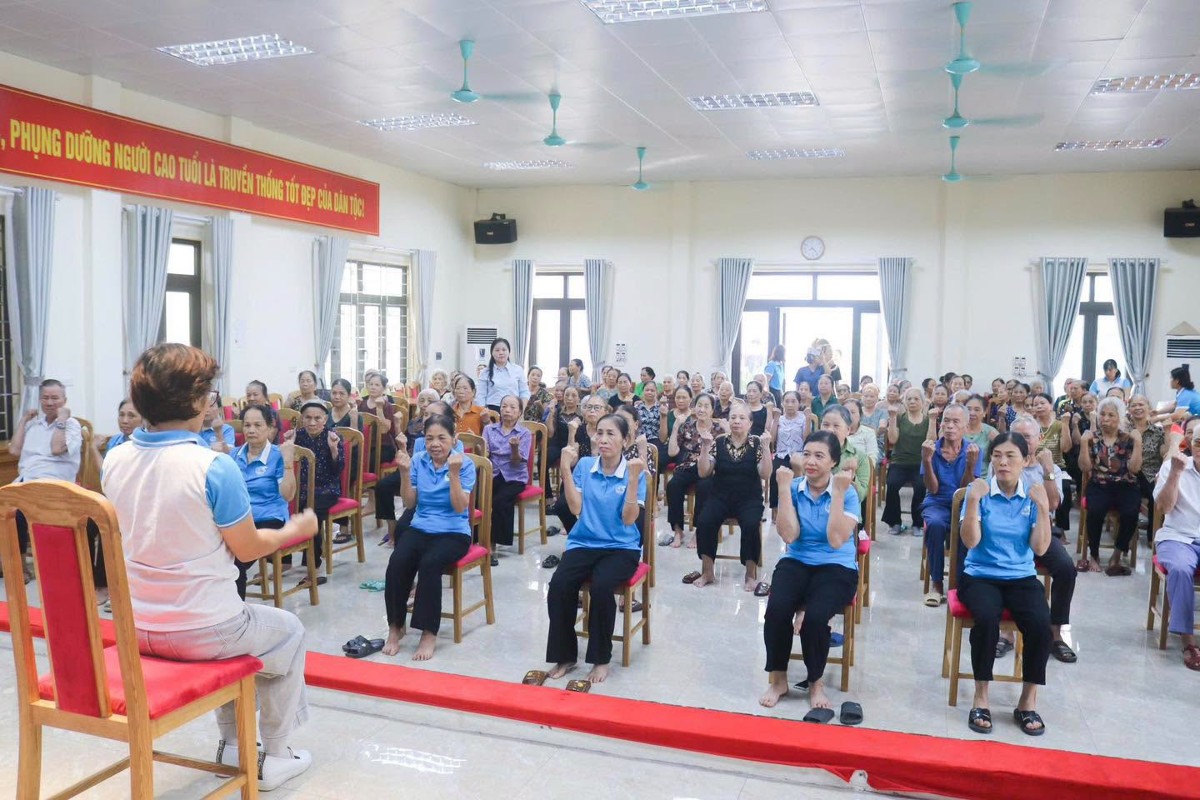 Trung bình mỗi ngày có từ 30 - 40 lượt người cao tuổi đến sinh hoạt tại cơ sở. Ảnh: Hội LHPN xã Quốc Oai