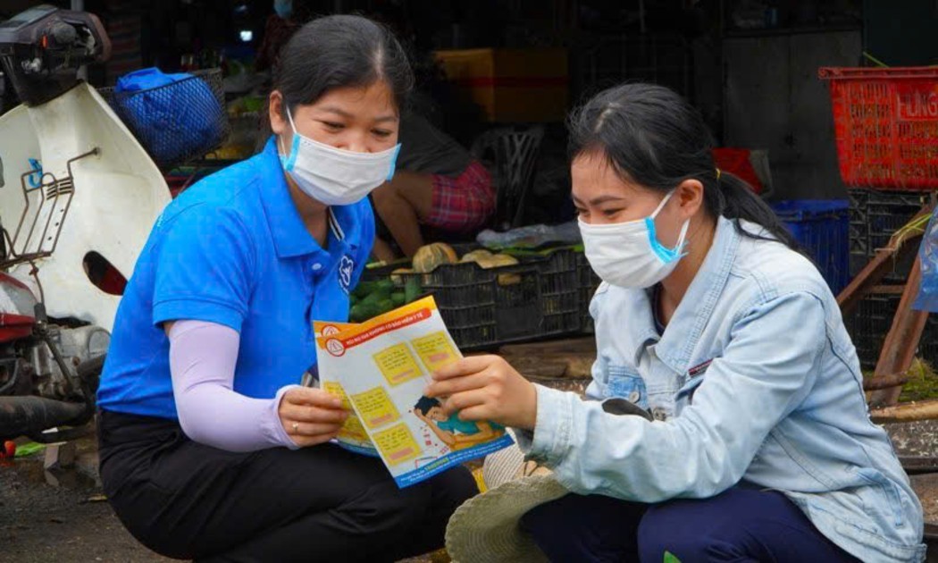 Thông tin về chế độ bảo hiểm xã hội đến người tham gia. Ảnh: Duy Nguyễn.