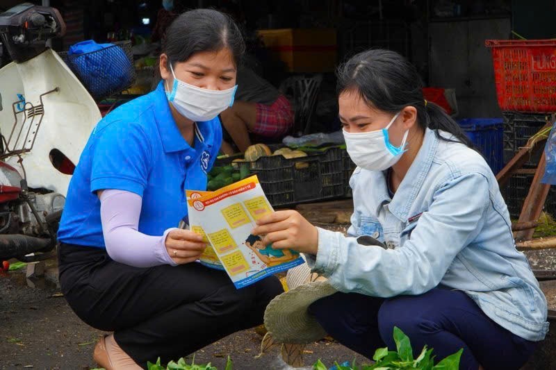Thông tin về chế độ bảo hiểm xã hội đến người tham gia. Ảnh: Duy Nguyễn.