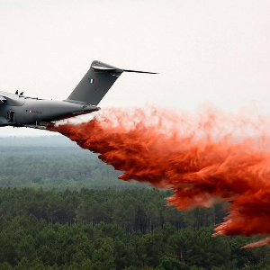 Máy bay vận tải quân sự A400M của Không quân Pháp lần đầu tiên thực hiện nhiệm vụ thả chất chống cháy từ trên không. Ảnh: Abdul Saboor/AFP